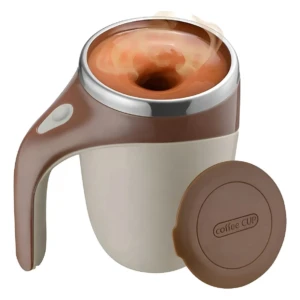 Batidora portátil en color café con tapa removible, mostrando mezcla de café en proceso dentro de su taza de 380 ml.