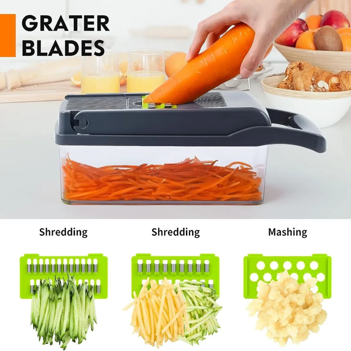 Multicortador de vegetales en uso, con mano insertando zanahoria. Incluye contenedor transparente con ralladura naranja. Se muestran tres accesorios verdes: rebanador, rallador y picador.