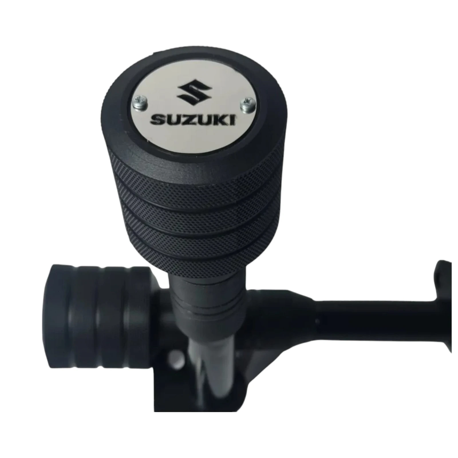 Slider básico Suzuki GSX-S 150 en acero inoxidable, con mango texturizado negro y logotipo visible, diseñado para proteger la moto en terrenos irregulares.
