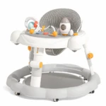 Caminador musical blanco con asientos gris rayado y juguetes didácticos en naranja, azul y blanco. Incluye ruedas y panel de actividades para estimulación temprana.