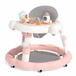 Caminador musical para bebé en color rosa con asiento gris a rayas, base circular con ruedas y juguetes didácticos en la barra superior.