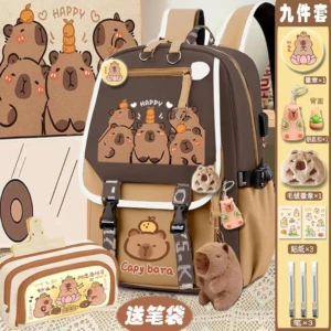 Mochila escolar de color marrón con estampado de capibaras kawaii, incluye accesorios como llavero, pegatinas y estuche para lápices.