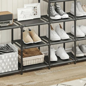 Estante zapatero de metal negro con cinco niveles, mostrando calzado deportivo y casual, cajas organizadoras y accesorios en interior luminoso.