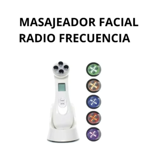 Masajeador facial blanco con pantalla digital y cinco cabezales intercambiables de colores, sobre base de carga.