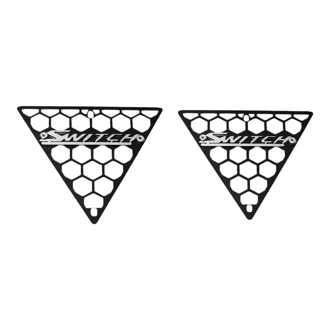 Dos mallas laterales Victory Switch Par 3D en acero inoxidable, con diseño triangular y patrón de panal, protegen la moto de rayones y daños estructurales.