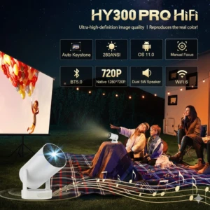 Proyector blanco HY300 en uso nocturno, proyectando escena de película al aire libre con personas sentadas en manta; incluye iconos de funciones como WiFi 6, 720P y altavoces.