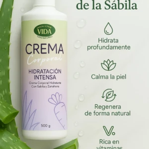 Botella blanca de 500 g de crema corporal hidratante con sábila y zanahoria, junto a hojas de sábila fresca y rodajas de zanahoria, sobre fondo claro con gotas de agua.