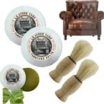 Kit de cuidado para muebles de cuero y madera: tres tubos de crema restauradora, dos cepillos de cerdas naturales y una silla tapizada de cuero marrón.