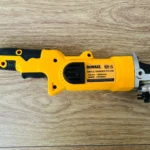 Pulidora angular Dewalt modelo PWT100, color amarillo y negro, sobre superficie de madera clara.