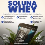 Paquete de Soluna Whey sabor vainilla, 750g, con diseño azul oscuro y detalles en verde, rodeado de plantas naturales. Incluye texto sobre ingredientes naturales, recuperación muscular y masa muscular.