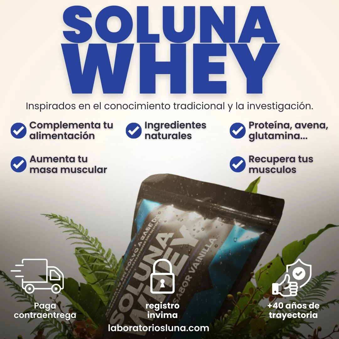 Paquete de Soluna Whey sabor vainilla, 750g, con diseño azul oscuro y detalles en verde, rodeado de plantas naturales. Incluye texto sobre ingredientes naturales, recuperación muscular y masa muscular.