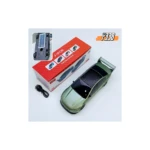 Altavoz parlante P338T en color verde oliva con diseño de carro deportivo, acompañado de su caja roja y cable de carga.