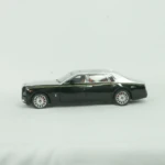 Réplica de lujo de Rolls Royce en escala 1:6, carro negro con detalles dorados y llantas plateadas, ideal para vitrinas.