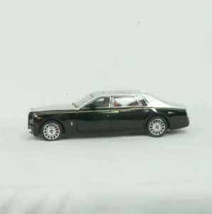 Réplica de lujo de Rolls Royce en escala 1:6, carro negro con detalles dorados y llantas plateadas, ideal para vitrinas.