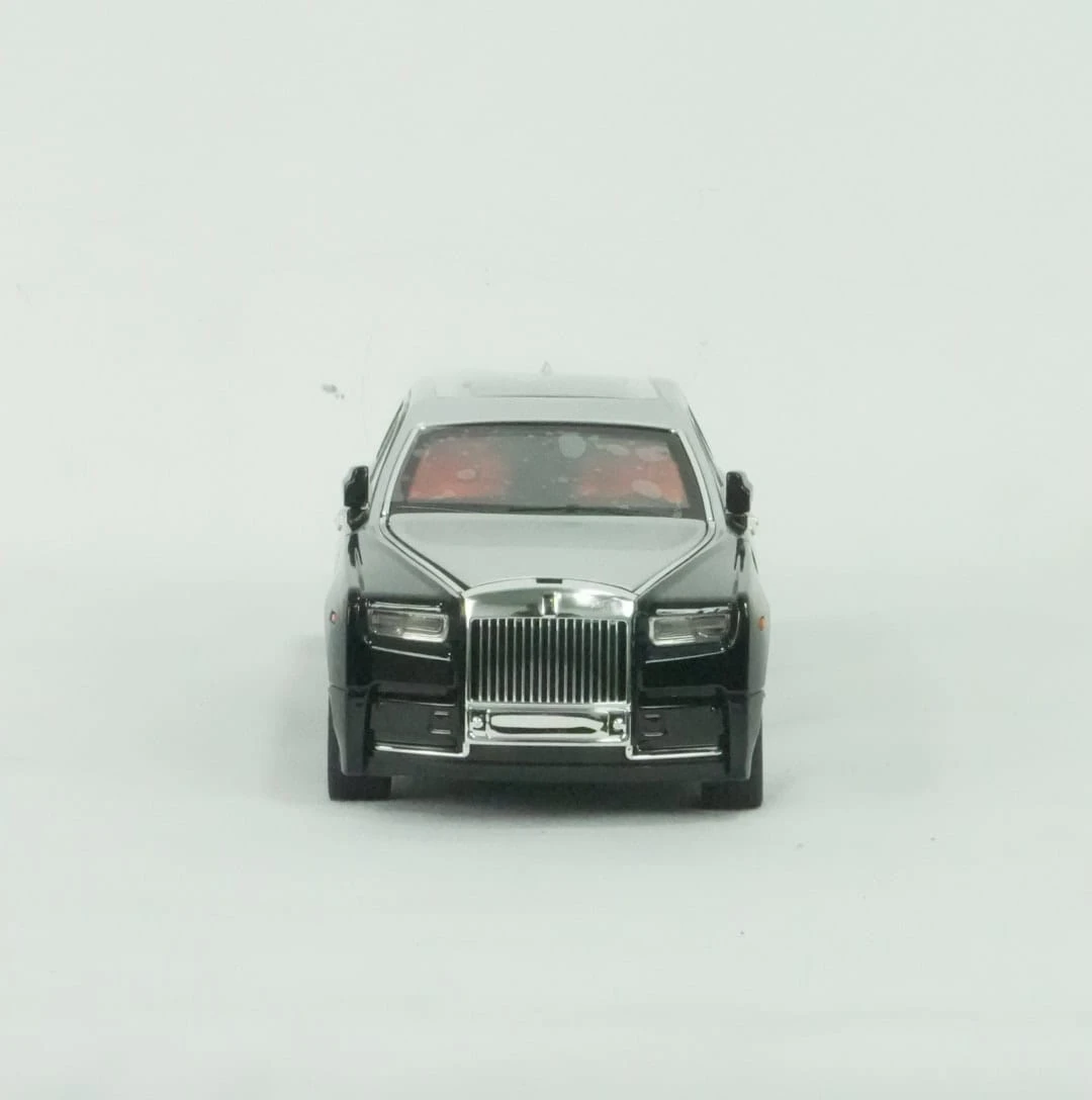 Vista frontal de carroco de colección Rolls Royce en escala 1:6, acabado metálico negro brillante con detalles cromados en parrilla y faros.