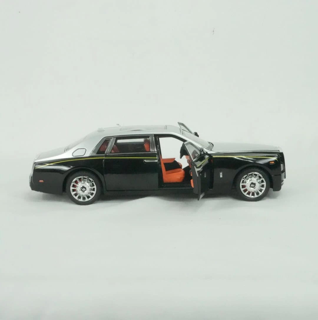 Réplica de lujo de Rolls Royce en escala 1:6, carro de colección con puertas abiertas, interior naranja y detalles dorados sobre fondo blanco.