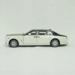 Réplica de lujo de Rolls Royce en escala 1:6, carro blanco con techo negro y detalles cromados, ideal para vitrinas.