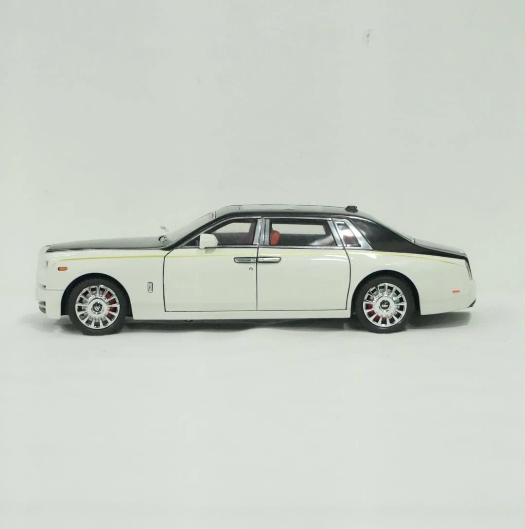 Réplica de lujo de Rolls Royce en escala 1:6, carro blanco con techo negro y detalles cromados, ideal para vitrinas.