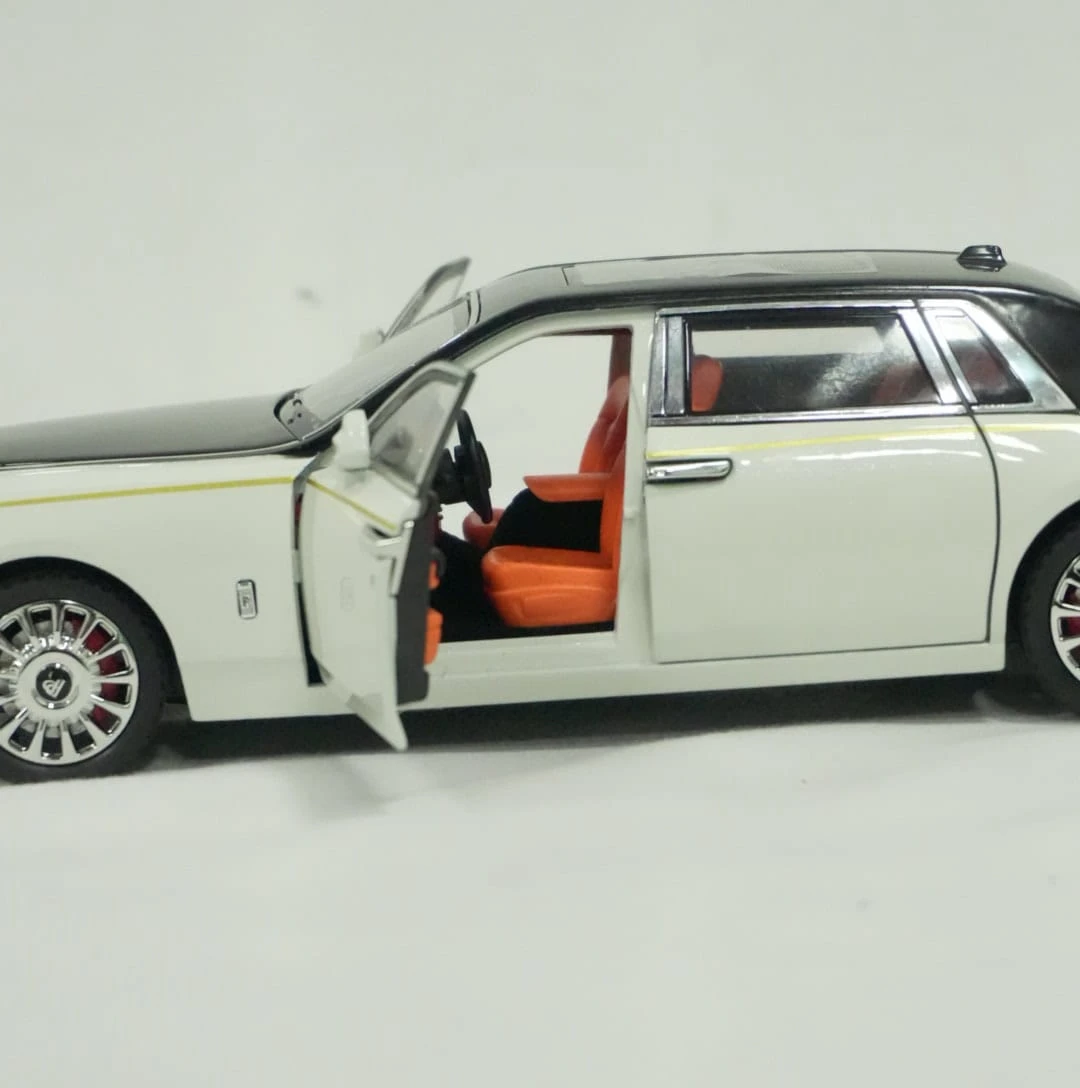 Réplica de Rolls Royce en escala 1:6, carro blanco con techo negro y puertas abiertas que revelan asientos naranjas.
