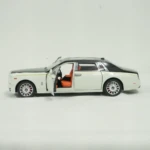 Réplicas de Rolls Royce en escala 1:6, color blanco con techo negro, puerta abierta mostrando interior naranja.