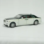 Réplica de lujo de Rolls Royce en escala 1:6, carro blanco con techo negro y detalles dorados, ideal para vitrinas.