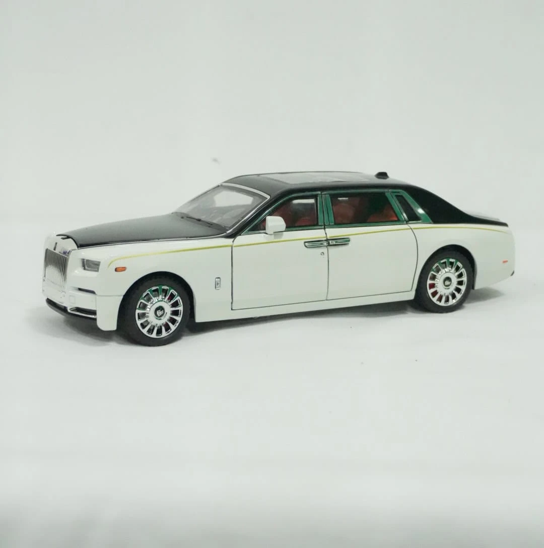 Réplica de lujo de Rolls Royce en escala 1:6, carro blanco con techo negro y detalles dorados, ideal para vitrinas.