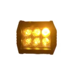 Luz LED amarilla rectangular con seis diodos visibles, encendida, vista frontal sobre fondo blanco.