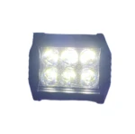 Luz LED rectangular blanca con seis focos amarillos encendidos, vista frontal sobre fondo blanco.