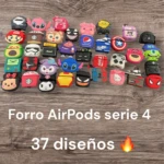 Set de 37 fundas silicona para AirPods 4 con diseños variados, incluyendo personajes, logos y formas divertidas, dispuestas sobre superficie de madera.