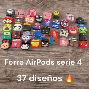 Set de 37 fundas silicona para AirPods 4 con diseños variados, incluyendo personajes, logos y formas divertidas, dispuestas sobre superficie de madera.