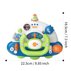 Volante de simulación espacial en azul, blanco y verde, con volante verde, palanca naranja, panel de control con botones y luces, y dimensiones de 22,5 cm por 18,5 cm.