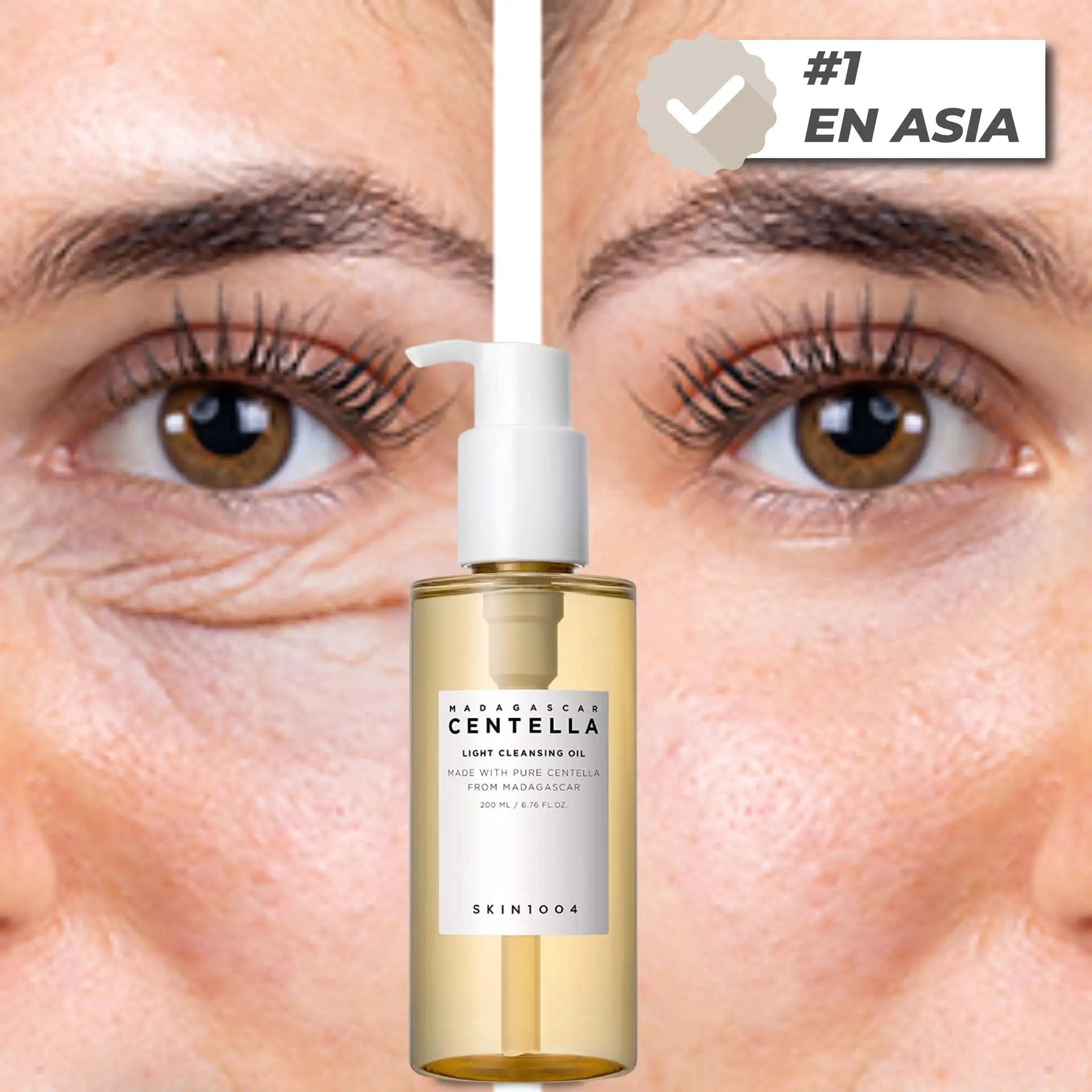 Aceite limpiador facial con Centella Asiática de Madagascar, en presentación de 200 ml. Botella transparente con líquido dorado y etiqueta blanca. Fondo con primer plano de ojos y piel, mostrando efecto calmante y limpieza sin resecar.