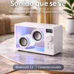 Altavoz portátil blanco con carcasa acrílica transparente, mostrando drivers internos y luces LED azules. Incluye pantalla digital y controles táctiles.