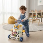 Niño usando andadera caminador Kidshop con mesa de actividades y robot, color azul y blanco, sobre suelo de madera en sala de juegos.