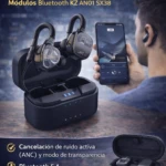 Adaptador Bluetooth 5.4 con estuche de carga negro, auriculares inalámbricos en interior abierto y pantalla de móvil mostrando conexión activa.