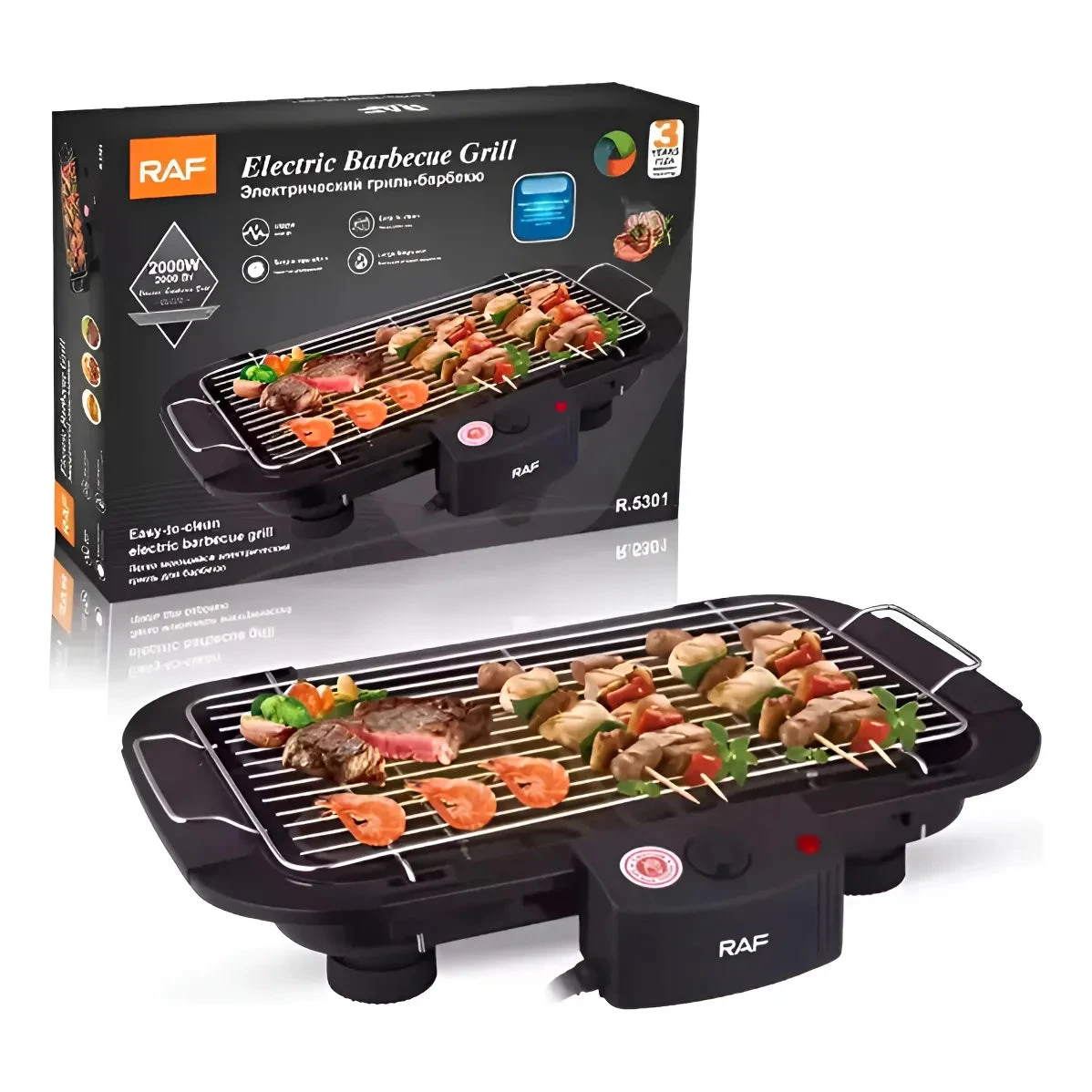 Parrilla eléctrica portátil RAF R5301 en color negro, con carne y brochetas sobre rejilla antiadherente, vista frontal con caja de producto al fondo.
