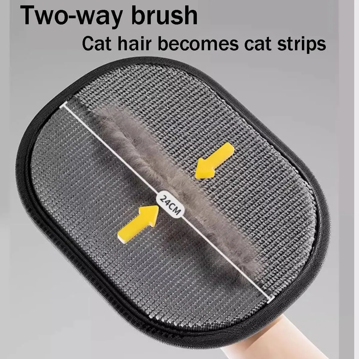 Guante removedor de pelo para mascotas, color gris oscuro con borde negro. Muestra pelaje recogido en forma de tira de 24 cm sobre superficie texturizada, con flechas amarillas indicando dirección de uso.