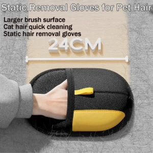 Guante negro con detalles amarillos para retirar pelo de mascotas, mostrando mano insertada en la abertura y medida de 24 cm visible en el fondo.