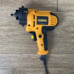 Polichadora Dewalt de 500W en color amarillo y negro, con regulador de velocidad visible, sobre superficie de madera.