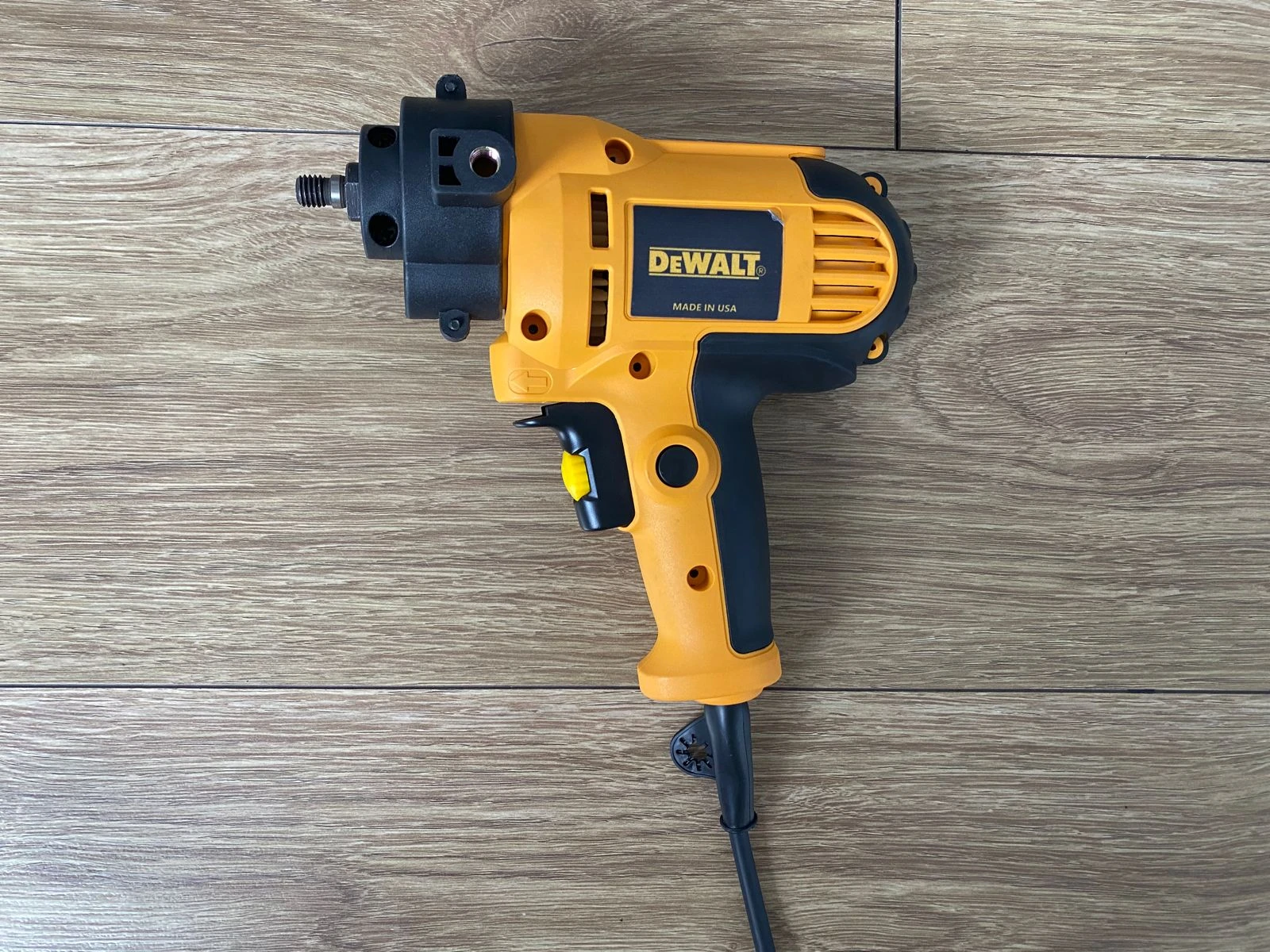 Polichadora Dewalt de 500W en color amarillo y negro, con regulador de velocidad visible, sobre superficie de madera.