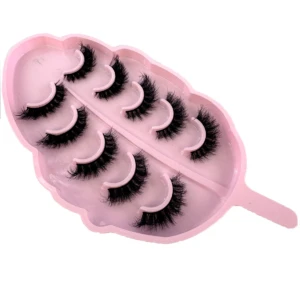 Set de pestañas postizas en molde rosa con forma de hoja, seis pares de volumen intenso dispuestos en dos filas, ideales para mirada dramática.