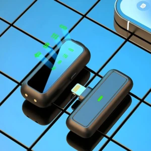Microfono solapa doble USB-C en color negro, con indicador LED verde y conector Lightning visible, sobre superficie azul con reflejos.