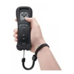 Funda protectora ergonómica en silicona negra para Control Wii Remoto, vista frontal con mano sosteniendo el mando y correa de seguridad incluida.