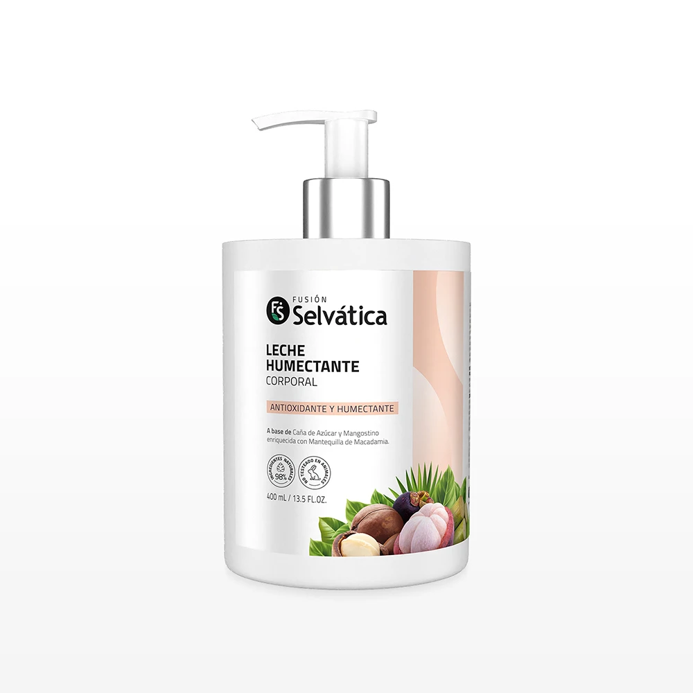 Botella blanca de 450 ml de leche humectante corporal de la marca FUSIÓN SELVÁTICA, con dispensador blanco y etiqueta que muestra ingredientes naturales como azafrán, manzanilla y macadamia.
