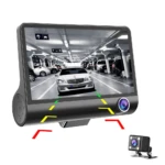 Pantalla de cámara DVR para automóvil mostrando vista de estacionamiento con líneas de guía y cámara trasera incluida.