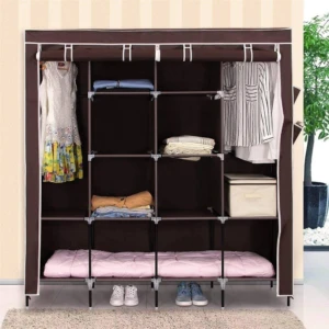 Ropero tela plegable de cuatro cuerpos en color marrón, con estructura metálica y estantes organizados con prendas, ropa doblada, cajón y colchón inferior.