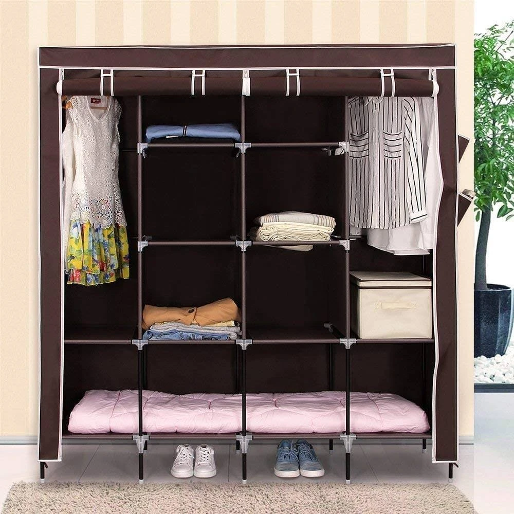 Ropero tela plegable de cuatro cuerpos en color marrón, con estructura metálica y estantes organizados con prendas, ropa doblada, cajón y colchón inferior.