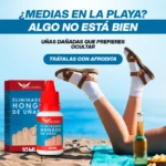 Bote de Eliminador de Hongos en Uñas Afrodita de 10 ml junto a su caja, sobre arena con fondo marino; piernas con calcetines blancos y sandalias, botella de vidrio y toalla azul.