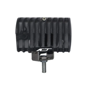 Luz LED cuadrada negra con carcasa de aluminio, vista frontal mostrando aletas de refrigeración y tornillo de montaje inferior.