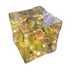 Cubo transparente con girasoles y luces LED cálidas, efecto espejo en las caras, ideal para ambientación decorativa.